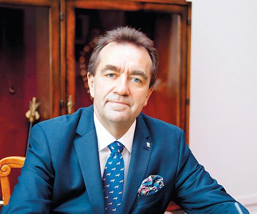 Prof. dr hab. n. med. Andrzej Tykarski jest specjalistą w dziedzinie chorób wewnętrznych, angiologii i hipertensjologii, kierownikiem Katedry i Kliniki Hipertensjologii, Angiologii i Chorób Wewnętrznych Uniwersytetu Medycznego w Poznaniu, lekarzem kierującym Oddziałem Nadciśnienia Tętniczego, Angiologii i Chorób Wewnętrznych Uniwersyteckiego Szpitala Klinicznego, był i jest rektorem Uniwersytetu Medycznego im. Karola Marcinkowskiego w Poznaniu w kadencjach 2016-2020 i 2020-2024.