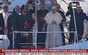 Papież na łodzi patrolowej w Lampeduzie