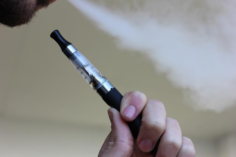 Palenie e-papierosów ma negatywny wpływ na płuca, zwłaszcza w okresie zwiększonej zachorowalności na grypę. 