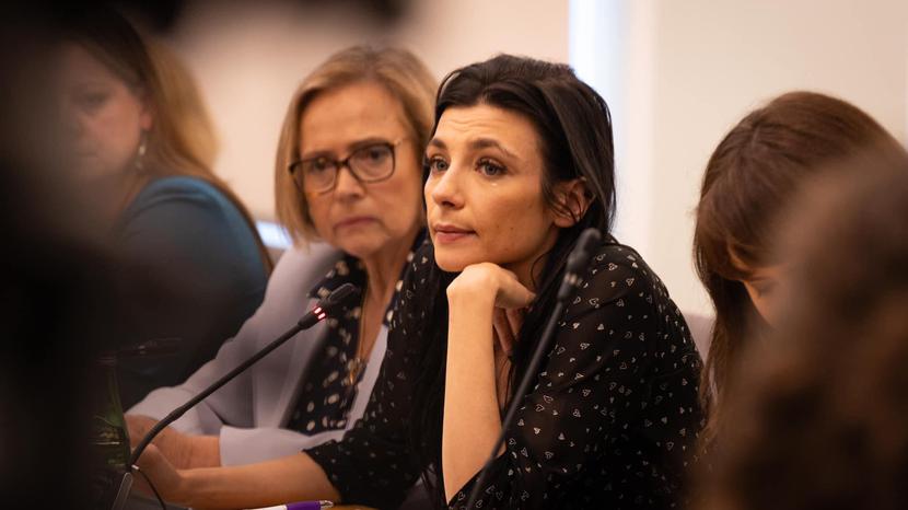 Na zdjęciu posłanka Wanda Nowicka i pani Joanna z Krakowa podczas posiedzenia sejmowego zespołu Na zdjęciu posłanka Wanda Nowicka i pani Joanna z Krakowa podczas posiedzenia sejmowego zespołu