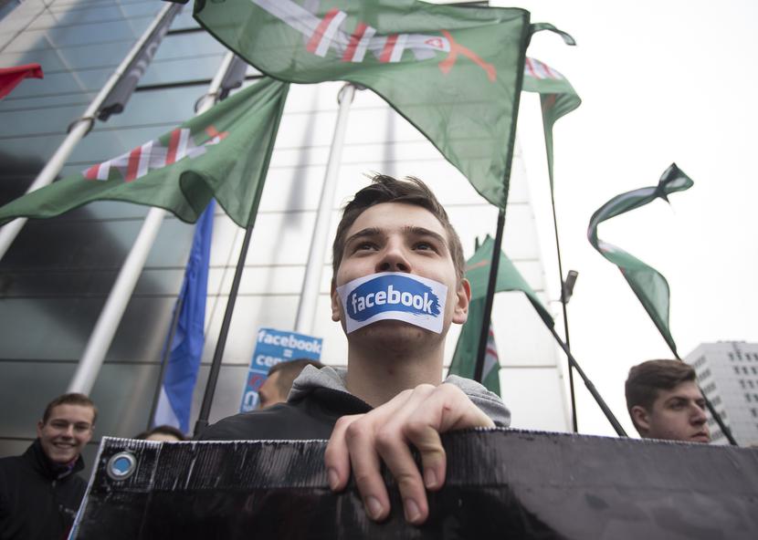 Protest przed biurem Facebooka w Warszawie