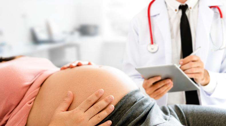 Z danych MZ wynika, że liczba szpitali, w których odebrano porody, zmniejszyła się z 397 w 2017 r. do 332 w 2023 r. Natomiast w 2023 r. w blisko 11 proc. miejsc przeprowadzono poniżej 400 porodów. Z danych MZ wynika, że liczba szpitali, w których odebrano porody, zmniejszyła się z 397 w 2017 r. do 332 w 2023 r. Natomiast w 2023 r. w blisko 11 proc. miejsc przeprowadzono poniżej 400 porodów.