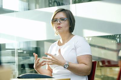 Dominika Kozarzewska, prezes Grupy Producentów Polskie Jagody, tłumaczy, że choć borówka to wdzięczny owoc, bo dość stabilny cenowo, to na zarobek czeka się długo. Pełnia owocowania następuje po siedmiu latach od posadzenia krzewu.