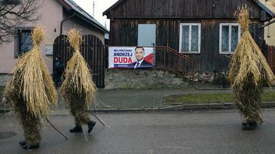 Ostatni dzień karnawału, czyli zapusty. Przez wieś przechodzi barwny korowód przebierańców z kukłami na kole ciągniętym przez konia oraz młoda para Izabela i Jan. To historia hulaszczego małżeństwa, które w karnawale roztrwoniło majątek i stanowi przestrogę, aby podczas Wielkiego Postu wrócić po rozum do głowy. Radziłów, woj, podlaskie, 25 lutego 2020 r.