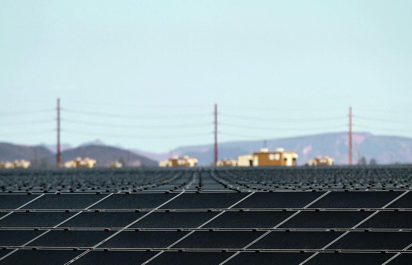 LUBELSKIE (PRAWIE) JAK ARIZONA: Słońce Arizony deklasuje słońce w Lubelskiem. Dlatego w Arizonie postawiono największą farmę fotowoltaiczną na świecie, na 250 MW, a w Lubelskiem — ledwie siedem instalacji na łączną moc 35 kW. Ale to Lubelskie, ze względu na nasłonecznienie, ma w Polsce największy potencjał rozwoju w fotowoltaice. [FOT. BLOOMBERG]
