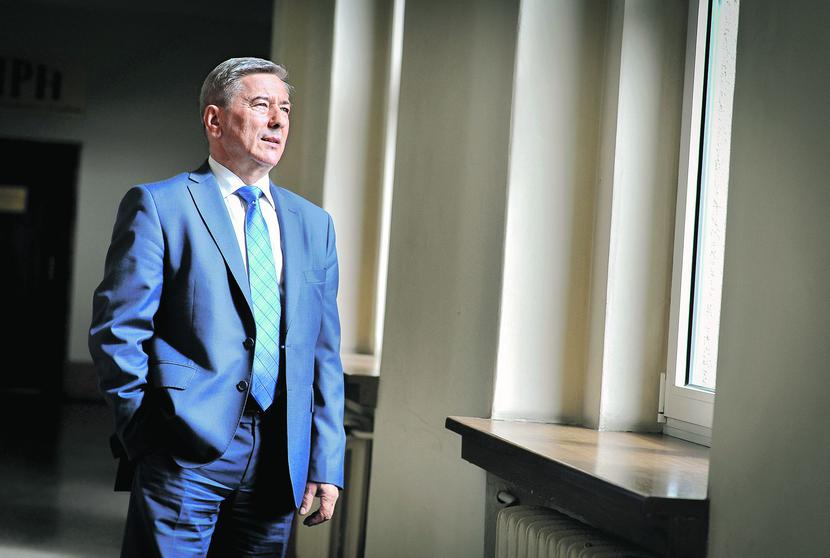 ZIEMIA
 Z ODZYSKU:
 Huty zaczynają
 rekultywować
 tereny, przeznaczone
 przed laty
 do składowania
 odpadów. Ostatnio
 udało się zagospodarować
 je w budownictwie
 — mówi
 Stefan Dzienniak,
 prezes HIPH.
 [FOT. R.KLIMKIEWICZ
 -EDYTOR]