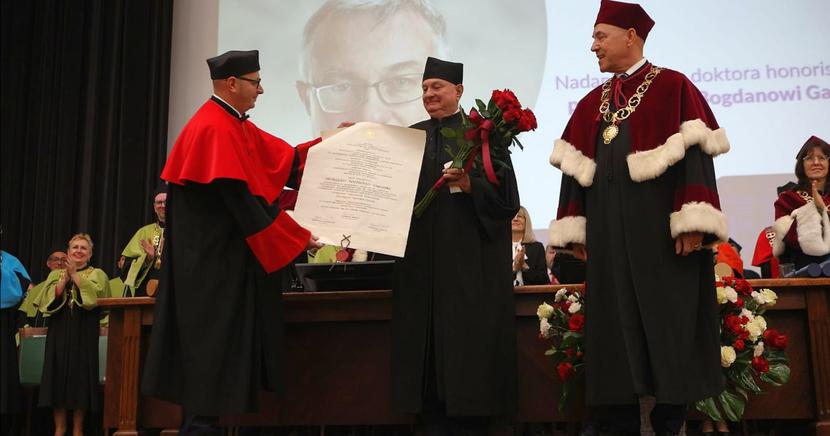 O przyznaniu honorowego tytułu prof. Jerzemu Bohdanowi Gajewskiemu zdecydował Senat UMK 23 stycznia 2024 r. O przyznaniu honorowego tytułu prof. Jerzemu Bohdanowi Gajewskiemu zdecydował Senat UMK 23 stycznia 2024 r.