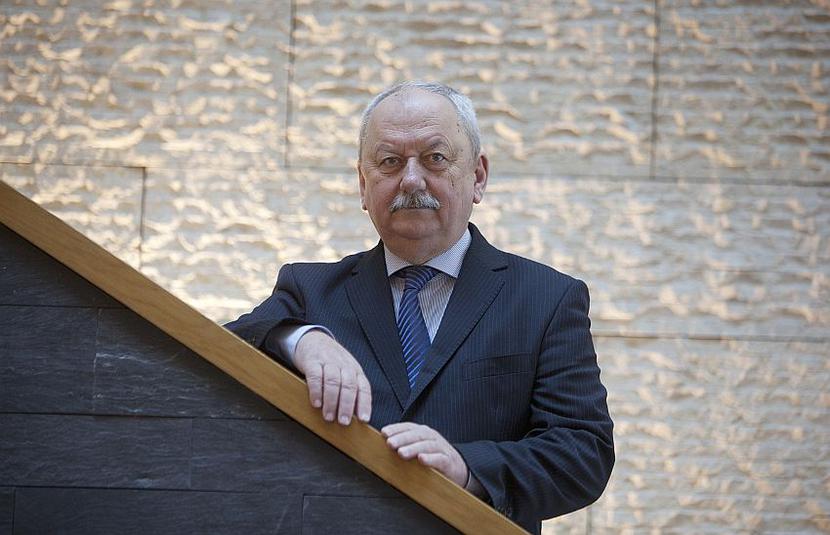 ROZDZIELNICA NA WSCHÓD: Mimo że Elektrobudowa wpadła w tryby wielkiej polityki, prezes Jacek Faltynowicz o rynkach wschodnich myśli ciepło. Liczy, że w Rosji, Białorusi, Kazachstanie i Ukrainie zawojuje około 30 proc. rynku opracowaną właśnie rozdzielnicą Optima 145. Spółka przez cztery lata zainwestowała w jej projekt 13 mln zł. [FOT. GK]