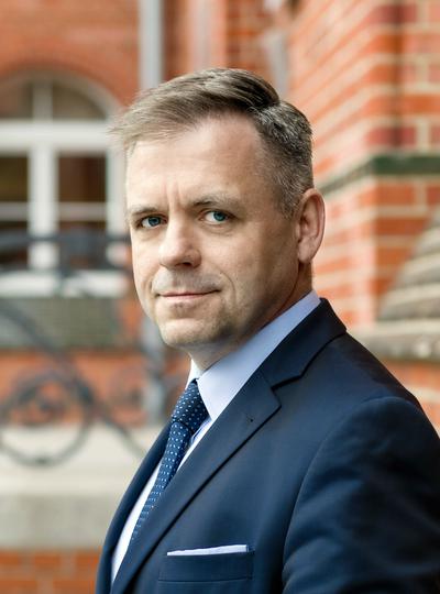 Nie interesuje nas, by być najlepszym instytutem na Praczach Odrzańskich we Wrocławiu. Za 25 lat chcemy być jednym z najlepszych w Europie i na świecie, a to oznacza, że mamy bardzo mało czasu. Musimy współpracować z ludźmi, którzy mają najwyższe kompetencje — podkreśla dr Andrzej Dybczyński, dyrektor instytutu PORT.