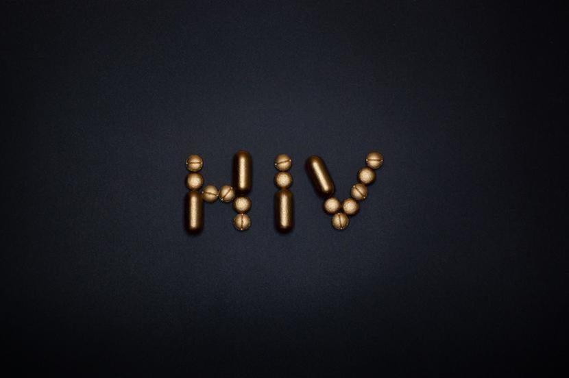 Zgodnie z najnowszym raportem UNAIDS choć skala epidemii HIV/AIDS maleje, to co roku na świecie wirusem tym zakaża się ok. 1,3 mln ludzi, a 600 tys. osób wciąż umiera z tego powodu. Zgodnie z najnowszym raportem UNAIDS choć skala epidemii HIV/AIDS maleje, to co roku na świecie wirusem tym zakaża się ok. 1,3 mln ludzi, a 600 tys. osób wciąż umiera z tego powodu.