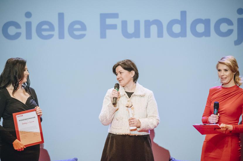 Na zdjęciu Małgorzata Konaszczuk, redaktor naczelna “Pulsu Medycyny”, odbierająca “Anioła Fundacji DKMS”