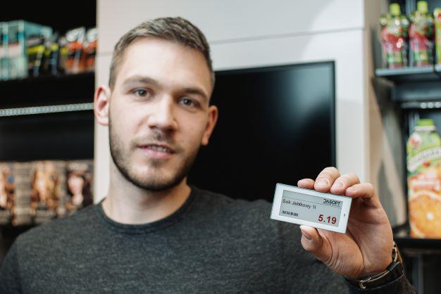 — Do e-cenówek wykorzystujemy tzw. papier elektroniczny, czyli wyświetlacz znany z czytników e-booków. Umożliwia szybką zmianę cen i pokazuje ważne dla konsumenta informacje — mówi Dawid Borkowski z firmy Dasoft. — Do e-cenówek wykorzystujemy tzw. papier elektroniczny, czyli wyświetlacz znany z czytników e-booków. Umożliwia szybką zmianę cen i pokazuje ważne dla konsumenta informacje — mówi Dawid Borkowski z firmy Dasoft.