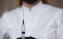Trzecia dawka szczepionki przeciw COVID-19 możliwa wcześniej niż po pół roku