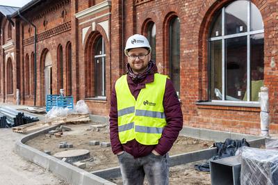Nowoczesną przestrzeń biurową da się dziś wyczarować w nieoczywistym miejscu. W Pabianicachzrobiono to w dawnej wozowni i stajni, które wracają do życia w nowym wydaniu.