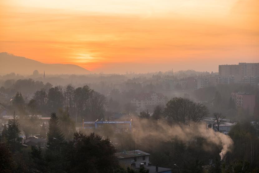 Londyńczycy, którzy przeżyli smog z 1952 roku jako niemowlęta, mają o 10 proc. większe ryzyko astmy w wieku dorosłym - wynika z analiz. Londyńczycy, którzy przeżyli smog z 1952 roku jako niemowlęta, mają o 10 proc. większe ryzyko astmy w wieku dorosłym - wynika z analiz.