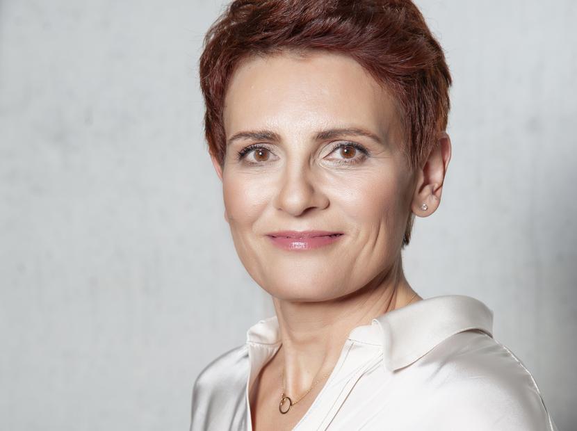Płatny potencjał: W Polsce jest 10,7 mln abonentów płatnej telewizji, a kierowany przez Edytę Sadowską Canal+ ma w tym rynku 21-procentowy udział. Liczba osób, płacących za linearną telewizję, rośnie jednak w żółwim tempie, szybko przybywa natomiast osób, korzystających z platform internetowych. Płatny potencjał: W Polsce jest 10,7 mln abonentów płatnej telewizji, a kierowany przez Edytę Sadowską Canal+ ma w tym rynku 21-procentowy udział. Liczba osób, płacących za linearną telewizję, rośnie jednak w żółwim tempie, szybko przybywa natomiast osób, korzystających z platform internetowych.