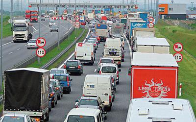W ubiegłym roku, kiedy zaczynał rosnąć ruch na autostradach, cieszyliśmy się, bo był on zwiastunem poprawy koniunktury. W tym roku kierowcy mają już jednak dość stania w korkach przed bramkami, więc GDDKiA i koncesjonariusze starają się je rozładować. 