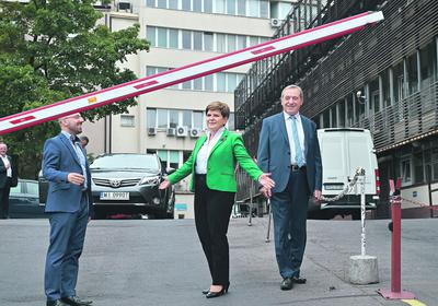 Pomysłów na nowe daniny dla sektora finansowego przybywa. Henryk Kowalczyk, poseł PiS odpowiedzialny za podatkowe propozycje partii w kampanii wyborczej (na fot. z prawej), i Beata Szydło, kandydatka na premiera, muszą wypracować taką koncepcję opodatkowania banków, która da budżetowi potrzebne miliardy, ale nie zniszczy sektora.