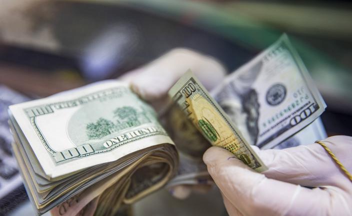 Dolar traci na tle politycznych zawirowań. Euro trzyma się mocno