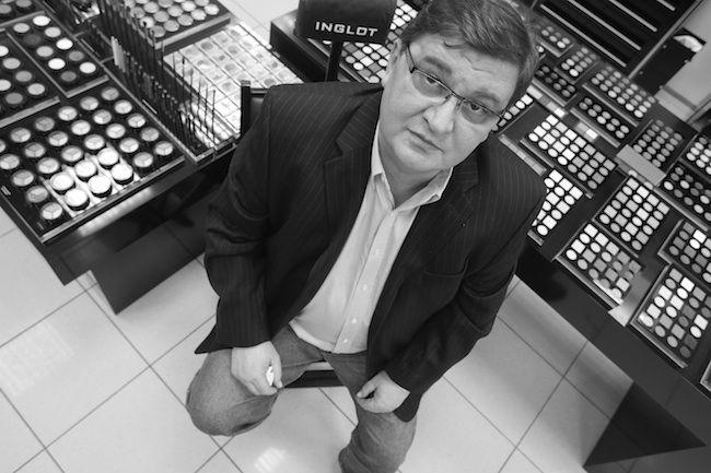 Wojciech Inglot w jednym ze swoich sklepów kosmetycznych (FOT. Puls Biznesu_Marek Wiśniewski)