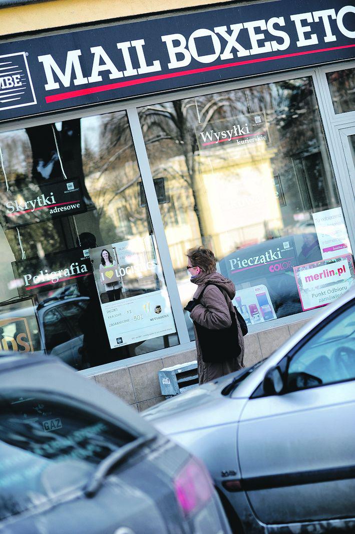 BIURO NA WYNAJEM: Działające w ponad 30 krajach Mail Boxes Etc. zarabia głównie na usługach dla drobnych przedsiębiorców, którym pomaga w doborze oferty kurierskiej czy wydruku dokumentów. Punkty sieci mają się pojawić w największych miastach w całym kraju. [FOT. TR]