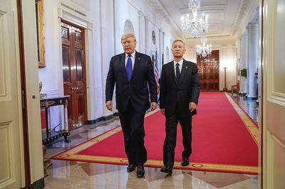 Donald Trump dzięki podpisaniu umowy handlowej zyska silny argument w rozpoczynającej się kampanii wyborczej. Pekin, który reprezentował wicepremier Liu He, zakończy konfrontację i będzie mógł się skupić na problemach spowolnienia w gospodarce i niepokojów w Hongkongu.