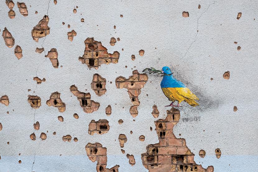 Irpień pod Kijowem, Ukraina, 29 stycznia 2023 r. Dzieło słynnego artysty ulicznego Tvboya na ścianie Domu Kultury, który został poważnie uszkodzony podczas rosyjskiego ataku