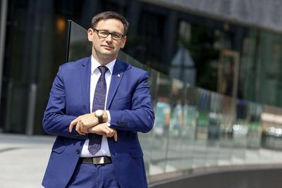 Daniel Obajtek jest prezesem Energi od marca 2017 r. Do sektora wiatrowego przykłada dużą wagę, a o jego nieprawidłowościach chętnie opowiada w mediach. Podpisana niedawno nowelizacja ustawy o OZE największe korzyści przyniosła właśnie gdańskiej grupie.