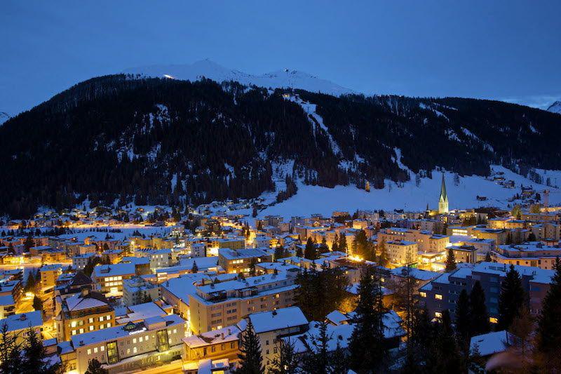 Widok na oświetlone Davos fot. Bloomberg