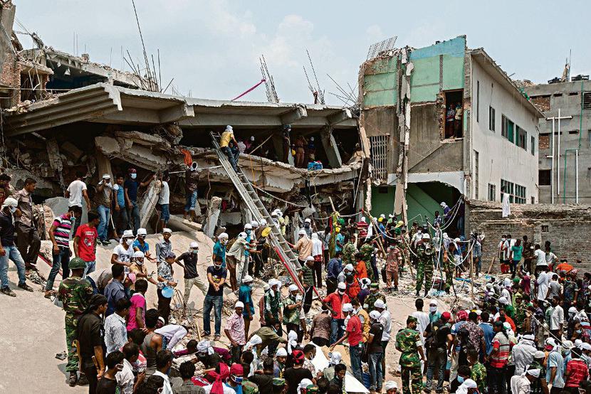 Dopiero po katastrofie fabryki w Bangladeszu, w której w kwietniu zginęło ponad 1,1 tys. osób, światowe firmy odzieżowe zgodziły się podpisać porozumienie zmierzające do poprawy bezpieczeństwa.
 [FOT. BLOOMBERG]
 