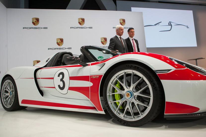 Prezes Porsche Matthias Mueller i dyrektor finansowy Lutz Meschke, fot. Bloomberg