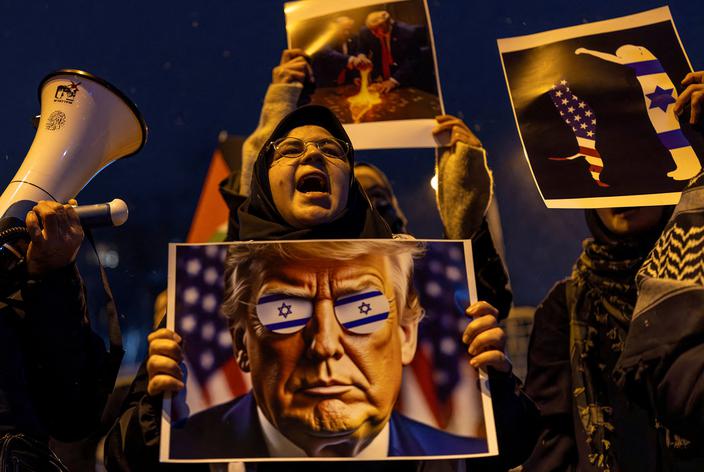 Protest przed konsulatem USA w Stambule, Turcja, 6 lutego 2025 r., przeciwko planowi prezydenta USA Donalda Trumpa dotyczącego przesiedlenia Palestyńczyków ze Strefy Gazy.