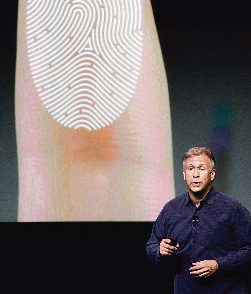 Moto X z Google’a reaguje na polecenia głosowe, Samsunga można obsługiwać samym ruchem ręki lub twarzy z pewnej odległości od telefonu, a Philip Schiller, odpowiadający w Apple’u za marketing, pokazał, jak będzie wyglądał czytnik linii papilarnych użytkownika w nowym iPhonie. [FOT. BLOOMBERG]