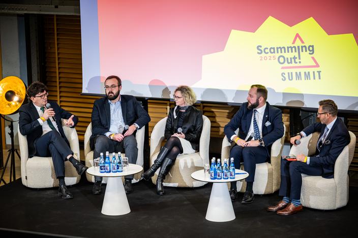 Specjaliści od scamów i dezinformacji: