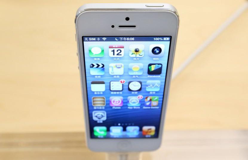 Naukowcy odkryli sposób włamania się do iPhone’a przy pomocy kabla synchronizującego i ładującego baterię w urządzeniu (Fot. Bloomberg)