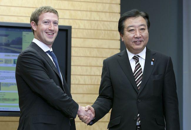 Szef Facebooka Mark Zuckerberg podczas spotkania z premierem Japonii Yoshihiko Noda, w marcu tego roku (fot. Bloomberg)