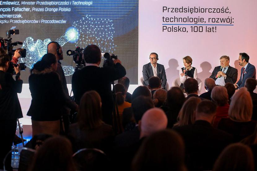 SPOJRZENIE WSTECZ I W PRZÓD: