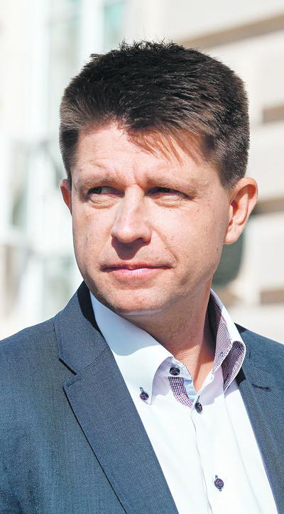 Nowoczesna, której twórcą, liderem i na razie jedyną twarzą jest Ryszard Petru, może liczyć na około 30 mandatów. Wyszarpała je przede wszystkim Platformie Obywatelskiej, odbierając jej wiernych do tej pory wyborców, zwłaszcza wśród przedsiębiorców.