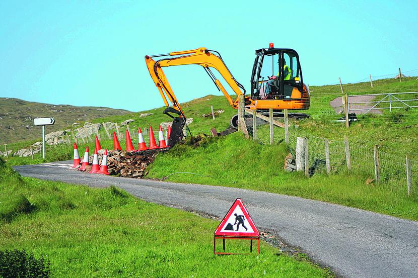 PRACA
 U PODSTAW:
 Wymiana sieci
 miedzianej
 na światłowodową
 wymaga gigantycznych
 inwestycji:
 w całej Unii
 Europejskiej ich
 koszt szacuje się
 na 260 mld EUR.
 Unijne fundusze
 wspierają budowę
 sieci szkieletowej,
 ale dociąganie
 linii do domów
 to zadanie
 dla operatorów,
 którzy się
 do jego wykonania
 nie kwapią.
 [FOT. FOTOLIA]