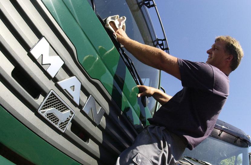 RATUNKU: Zdaniem Sądu Najwyższego, łóżko w kabinie ciężarówki nie spełnia wymogu „zapewnienia pracownikowi przebywającemu w podróży służbowej bezpłatnego noclegu”. Konsekwencje mogą pogrążyć przewoźników. Dlatego apelują do ministrów gospodarki i infrastruktury. [FOT. BLOOMBERG] 