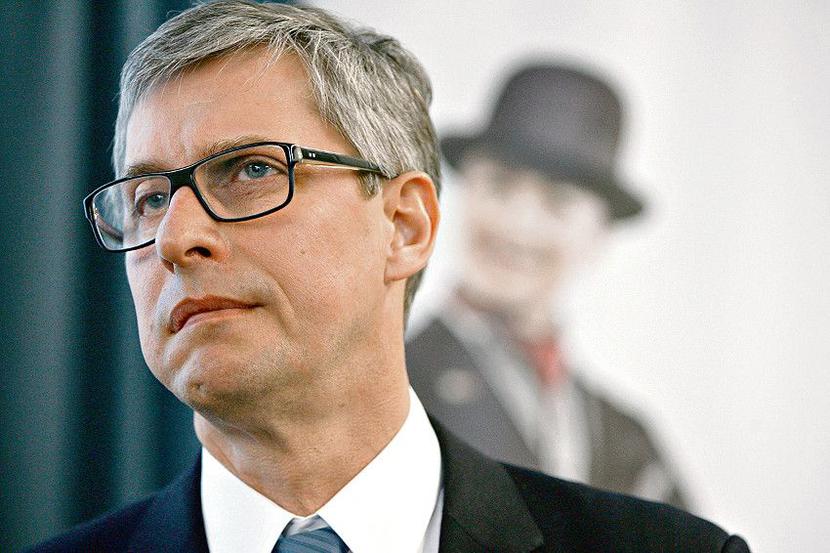 NA POCZĄTEK MAŁY SKOK:
 Alior, którym kieruje Wojciech Sobieraj, do niedawna był celem do przejęcia. Teraz sam kupuje. Zaczyna od małego SKOK-u, potem przyjdzie czas na Meritum.
 [FOT. GK]
 
