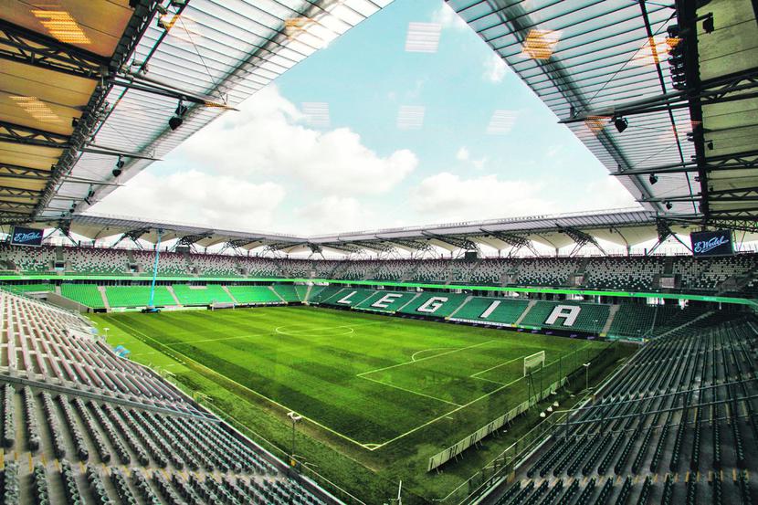WYBREDNI
 KIBICE: Choć nasze
 kluby inwestują w
 piękne stadiony,
 liczba kibiców spadła
 w 2012 r. przeciętnie
 o 5 proc. Fani cenią
 sobie jakość. Dlatego
 Lech, Legia i Śląsk są
 na podium ligowej
 tabeli i w czołówce
 listy najchętniej
 odwiedzanych
 stadionów w
 ostatnim sezonie.
 [FOT. WM]