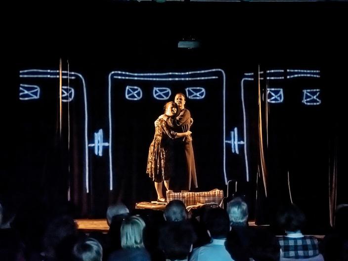 Scena wśród stoisk: