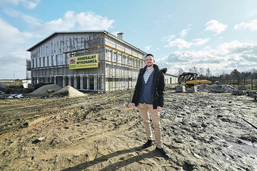 Gwarant-Eko jest teraz trzecim producentem worków filtracyjnych w Polsce. Osiągnięcie tej pozycji w obliczu silnej konkurencji nie było łatwe. Każdy rok to zwiększanie zatrudnienia, inwestycje w nowoczesne linie produkcyjne oraz w przestrzeń do produkcji i magazynowania — mówi Dariusz Młodawski, współwłaściciel i prezes Gwarant-Eko GEKO Filtration. [FOT. MICHAŁ WALCZAK]
