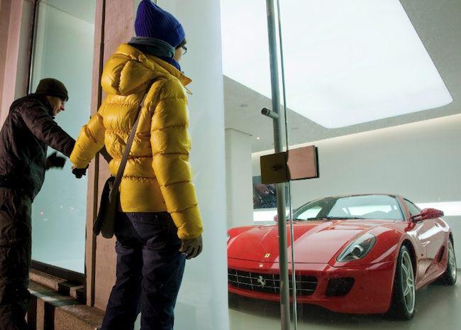 Salon Ferrari w Warszawie (fot. Bloomberg)