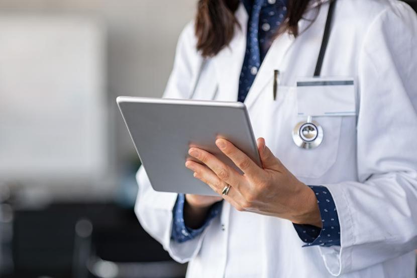 Lekarze skarżą się na problemy z wystawianiem e-skierowań do sanatorium. MZ zapewnia, że na bieżąco odpowiada, że usterki techniczne w obsłudze e-skierowań. 