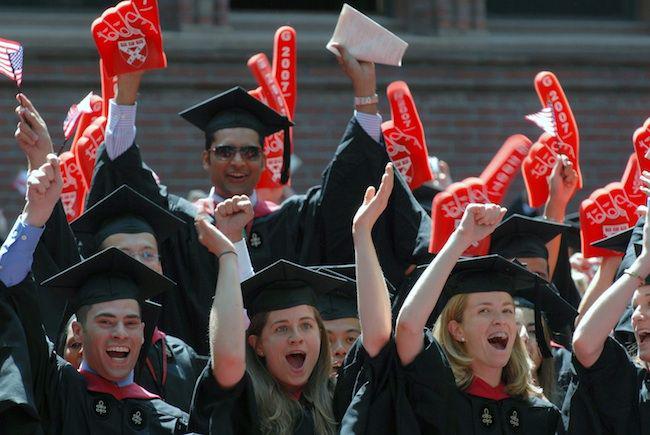 Studenci po otrzymaniu dyplomu MBA na Harvardzie (fot. Bloomberg)