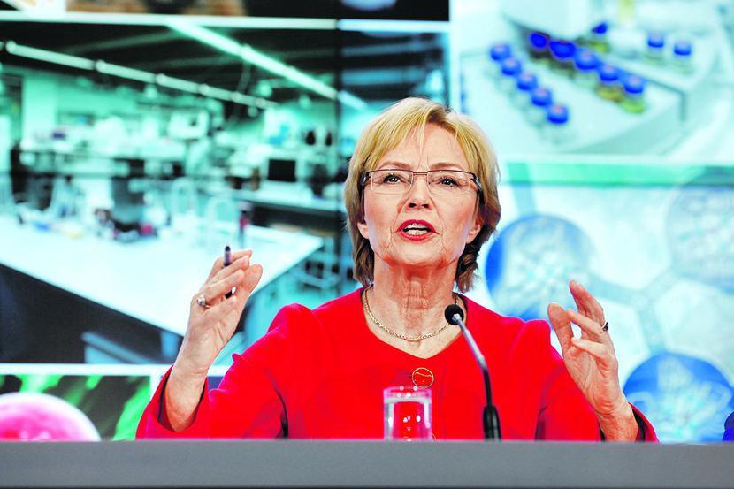 RĘKA W RĘKĘ Z BIZNESEM: — Jest wiele stereotypów i barier mentalnych przeszkadzających
 we współpracy firm z nauką. One jednak będą się przełamywały, bo oba środowiska
 widzą korzyści ze współpracy. Dziś każda inicjatywa, która wspiera komercjalizację wyników
 badań, jest na wagę złota — mówi prof. Lena Kolarska-Bobińska, minister nauki. [FOT. WM]