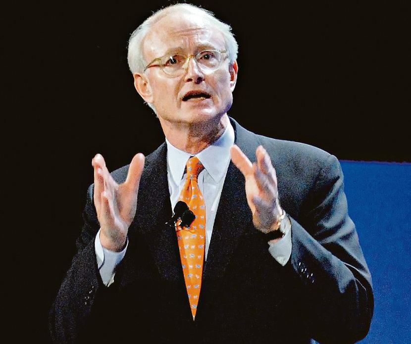  Michael E. Porter
 
 Światowej sławy profesor. Jeden z najbardziej wpływowych myślicieli w dziedzinie zarządzania i konkurencyjności. Stworzył na Harvardzie Instytut Strategii i Konkurencyjności, doradza krajom, korporacjom, organizacjom non profit. Autor 18 książek i twórca tzw. analizy pięciu sił Portera, dzięki której możliwa jest ocena konkurencyjności w danym sektorze. Na Twitterze (@MichaelEPorter) jego wpisy obserwuje już ponad 61 tys. osób, w tym Nouriel Roubini.
 
 [FOT. BLOOMBERG] 