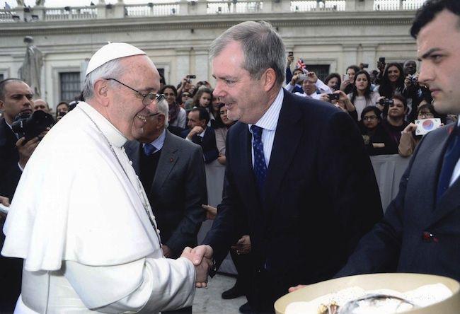 Papież Franciszek przyjmuje okolicznościowy kielich z rąk Douga Brodmana, dyrektora browaru Pilsner Urquell FOT. Pilsner Urquell